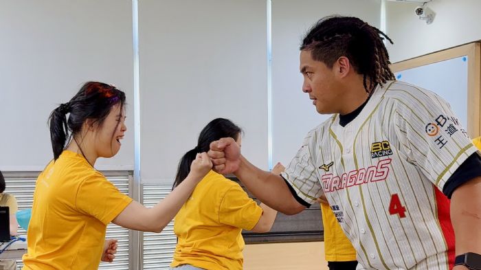 用愛接「捕」生命每一球，味全龍球員陪伴喜憨兒度過午後時光